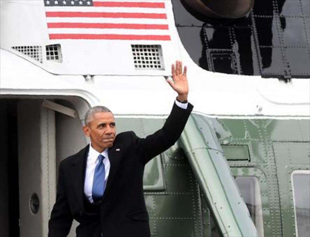 Obama sube al helicóptero presidencial por última vez.