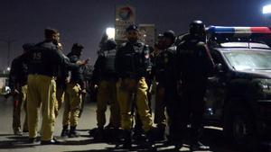 Archivo - Policías de Pakistán tras un atentado de Tehrik-i-Taliban Pakistan (TTP), conocido como los talibán paquistaníes, contra una comisaría en la ciudad de Karachi