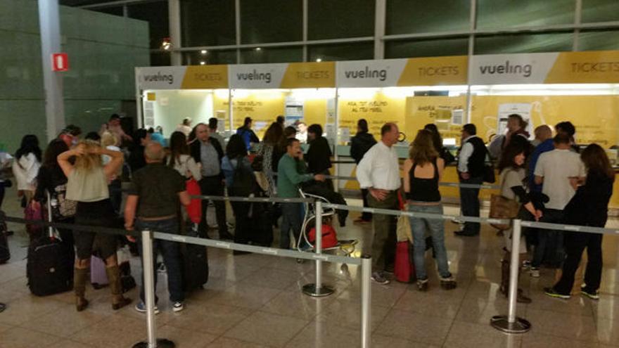 Pasajeros anoche presentando su reclamación en los mostradores de Vueling en el Prat.