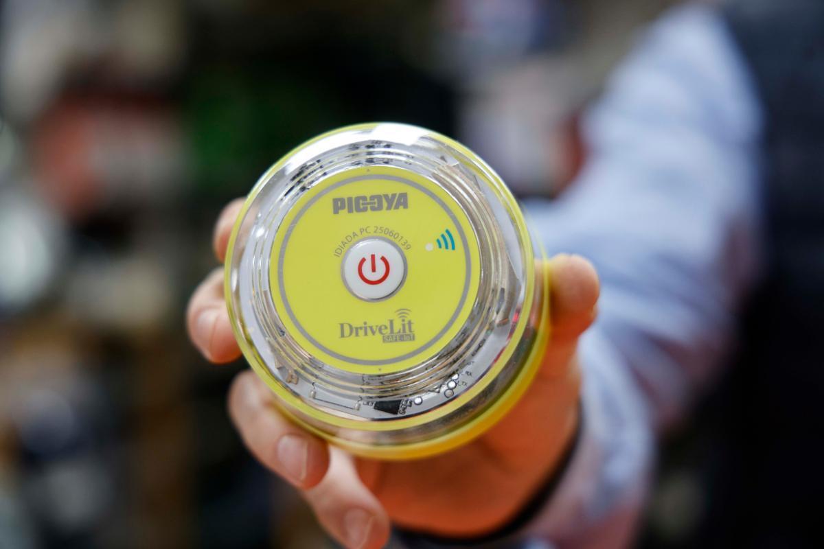 Una de las nuevas balizas homologadas por la DGT mostrada en una ferretería de Cartagena.