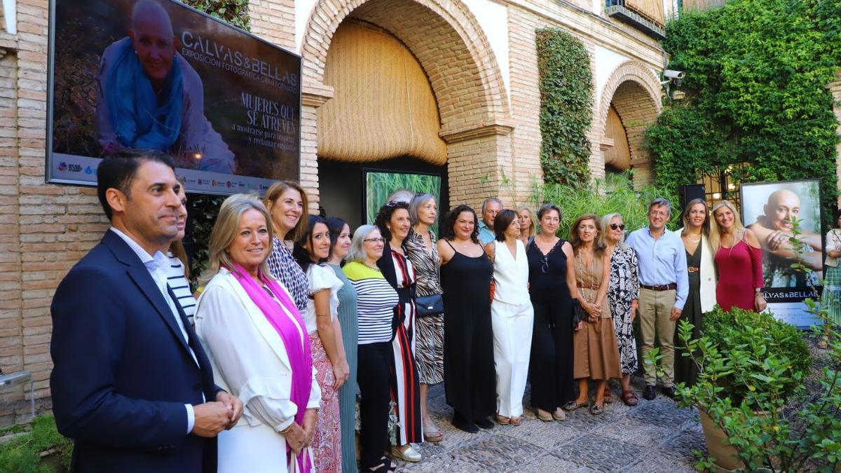 Representantes de instituciones y promotores y protagonistas de la exposición, en el Palacio de Viana.
