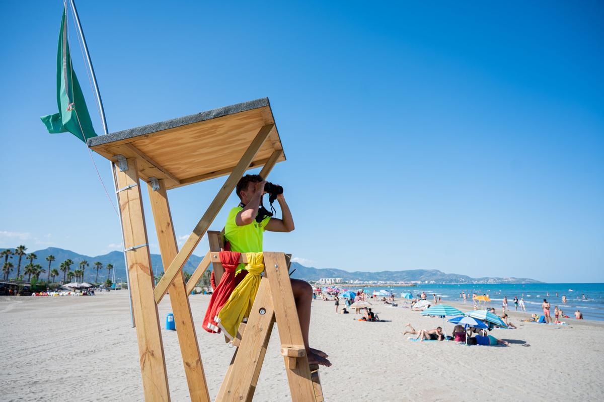 Un socorrista vigila la playa de Castelló.