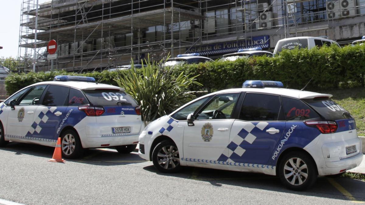 Coches de la Policía Local frente a la jefatura de Vigo