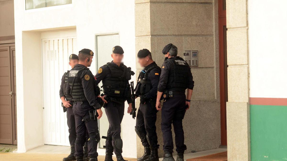 Agentes de la Guardia Civil en A Illa de Arousa
