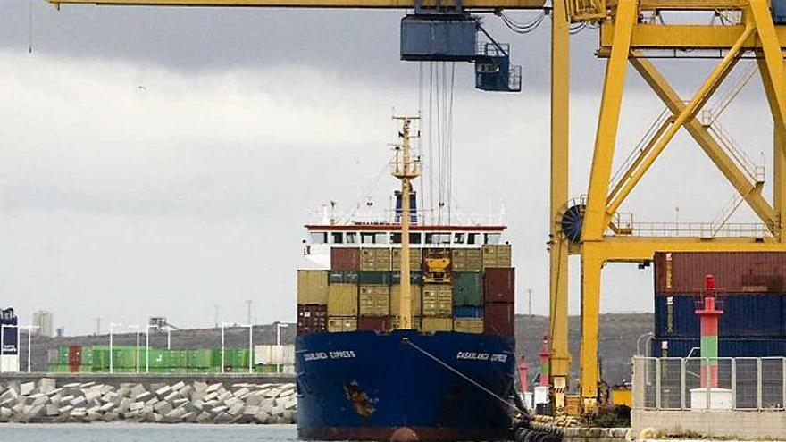 El primer barco de MSC llegó ayer al Puerto de Alicante cargado con 350 contenedores.