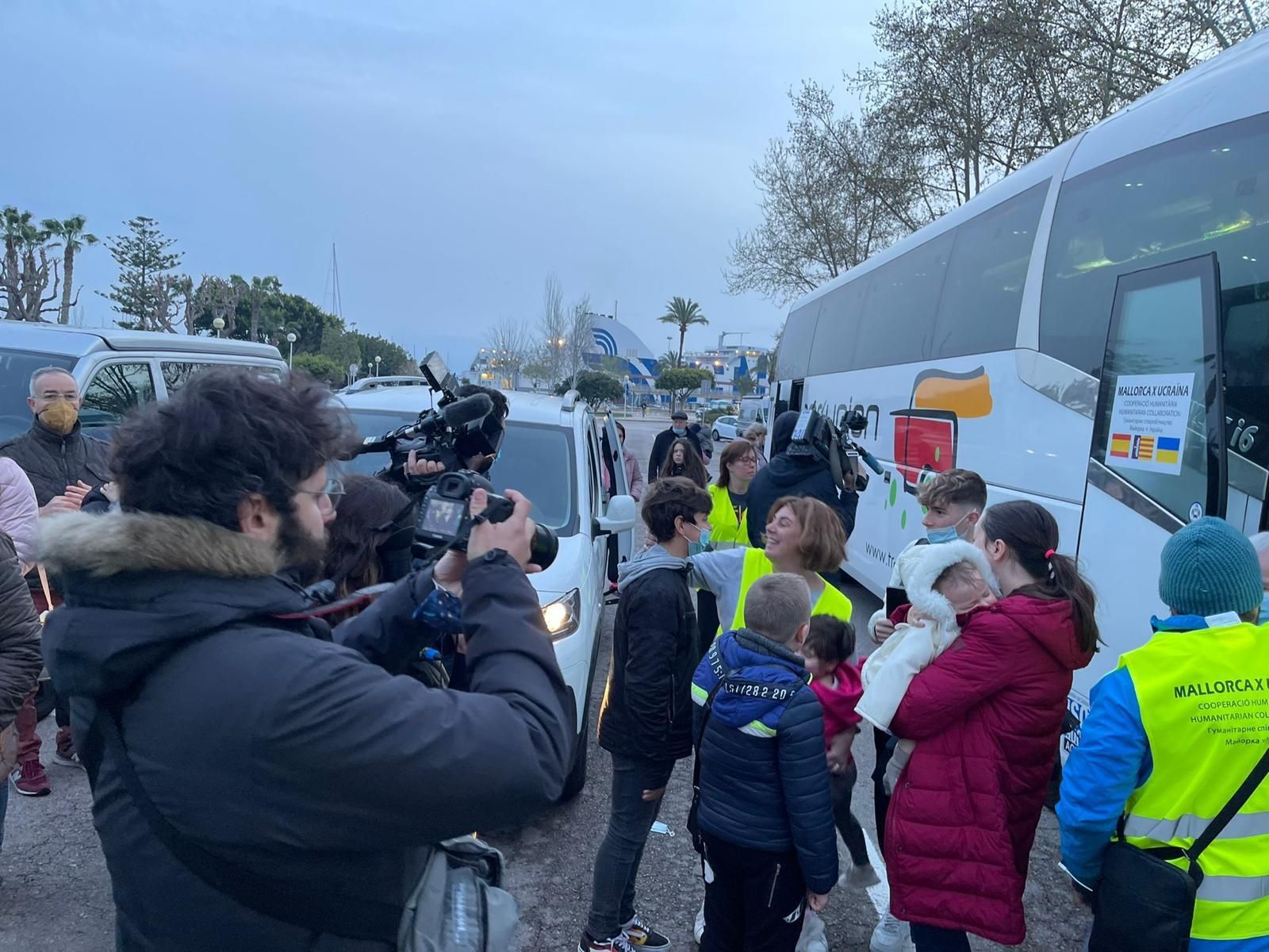 Llegan a Mallorca 73 refugiados ucranianos tras recorrer miles de kilómetros en autobús y furgonetas