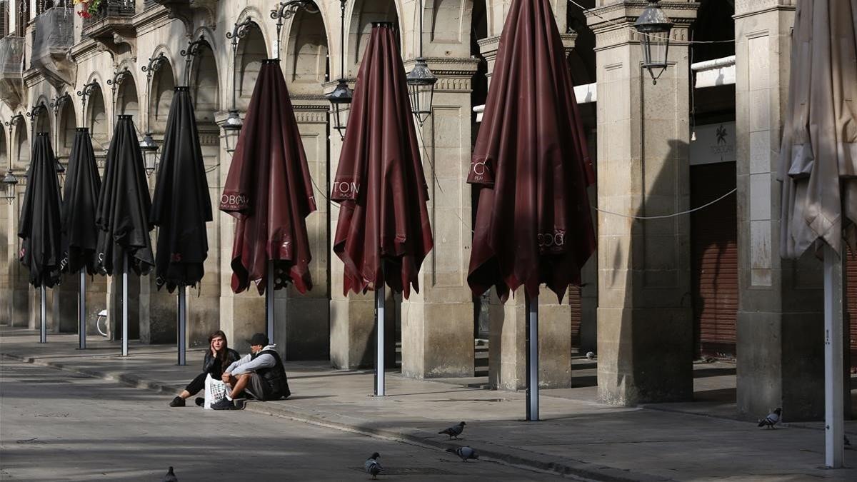 La plaza Real, de Barcelona, con todas las terrazas cerradas.