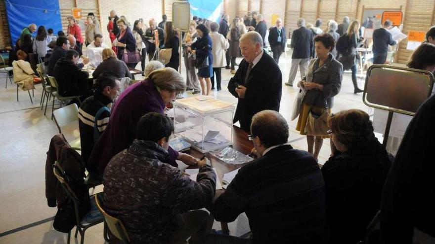 Ciudadanos votando en una anterior cita electoral en el colegio Campolongo de Pontevedra. // Gustavo Santos