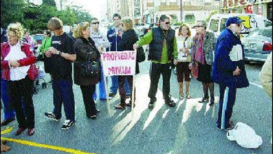 Miembros de la familia Uría Cascat, en la zona que reclaman de su propiedad, donde estaba el fielato.