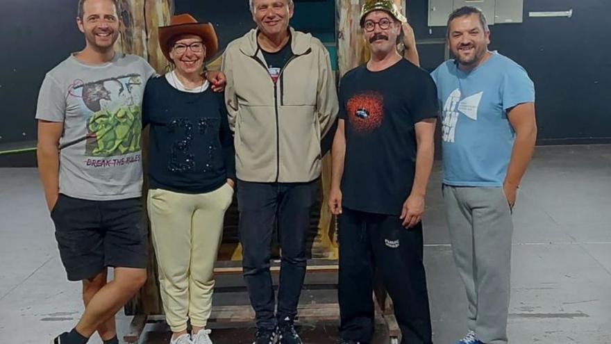 El elenco junto al director durante los ensayos en el Principal.
