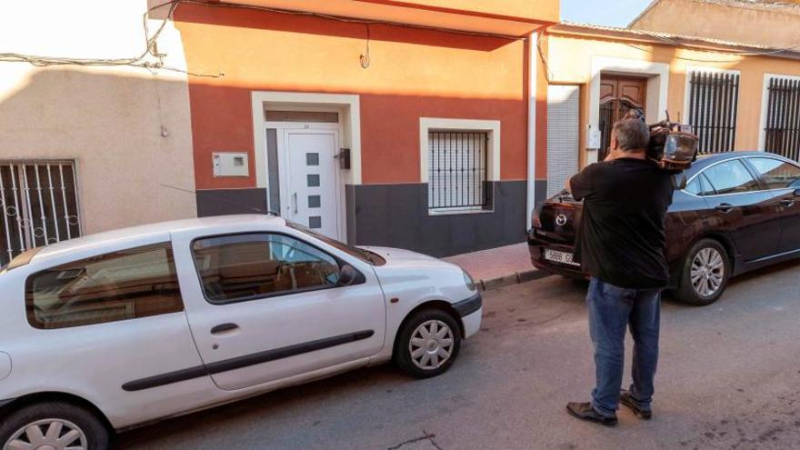 Un cámara de televisión graba la puerta de la casa donde se produjo la agresión.