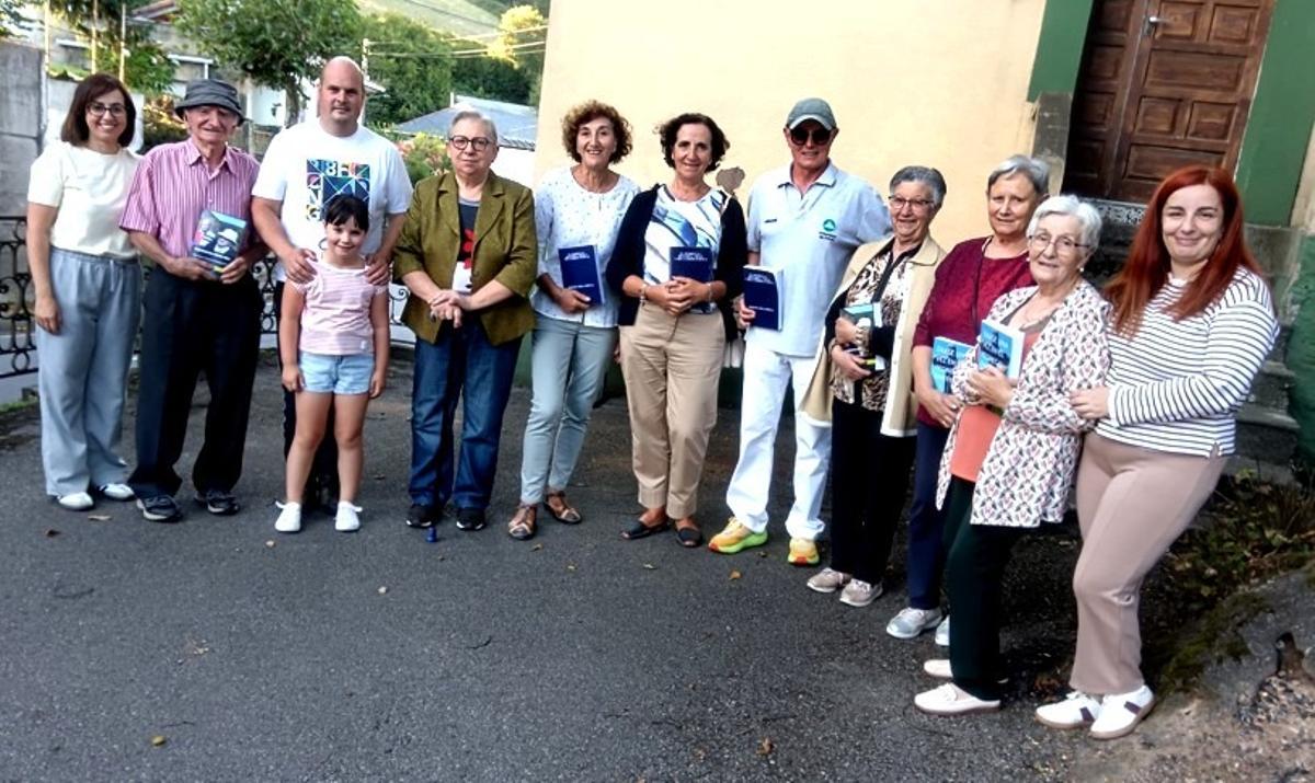 Vecinos de El Pedregal con el autor en una foto de hace unos meses.