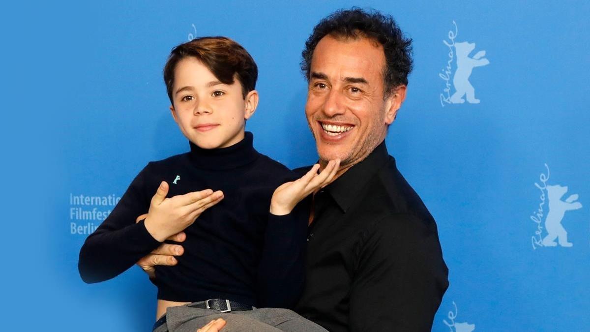 Federico Ielapi y Matteo Garrone, en la presentación de 'Pinocho' en la Berlinale en febrero pasado