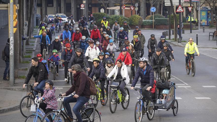 La «bicicletada de Reis» de Mou-te en bici recupera el carrer per a la  mainada