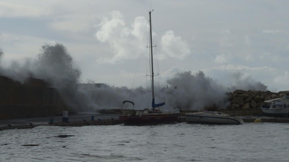 Una ola golpea a turistas que hacían fotos del temporal en Calp