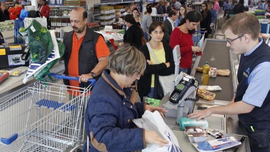 Condis i Miquel Alimentació paguen els millors salaris en el sector dels supermercats