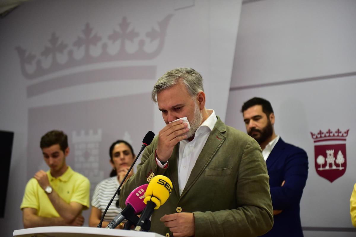 Fernando Pizarro, entre lágrimas, con algunos concejales detrás.