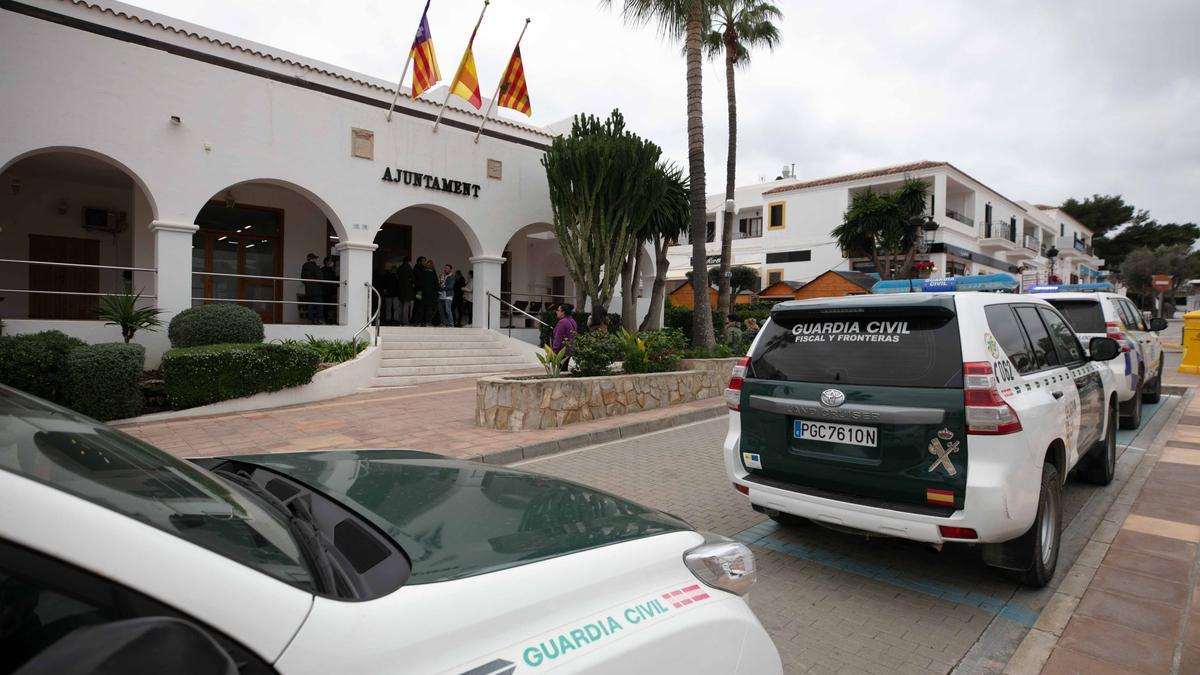 Los vecinos desalojados del Don pepe entran en el Ayuntamientos de Sant Josep.