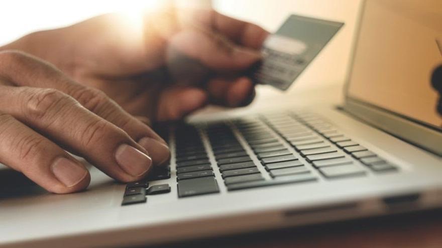 Cuatro años de cárcel por estafar millón y medio de euros con compras ‘online’