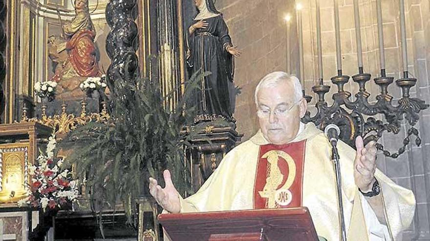 El sacerdote Antoni Cano Oleo, durante una misa en la iglesia palmesana de Santa Magdalena, antes de ser suspendido.