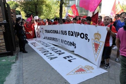 Los aficionados del Real Murcia se concentran ante la sede de la LFP