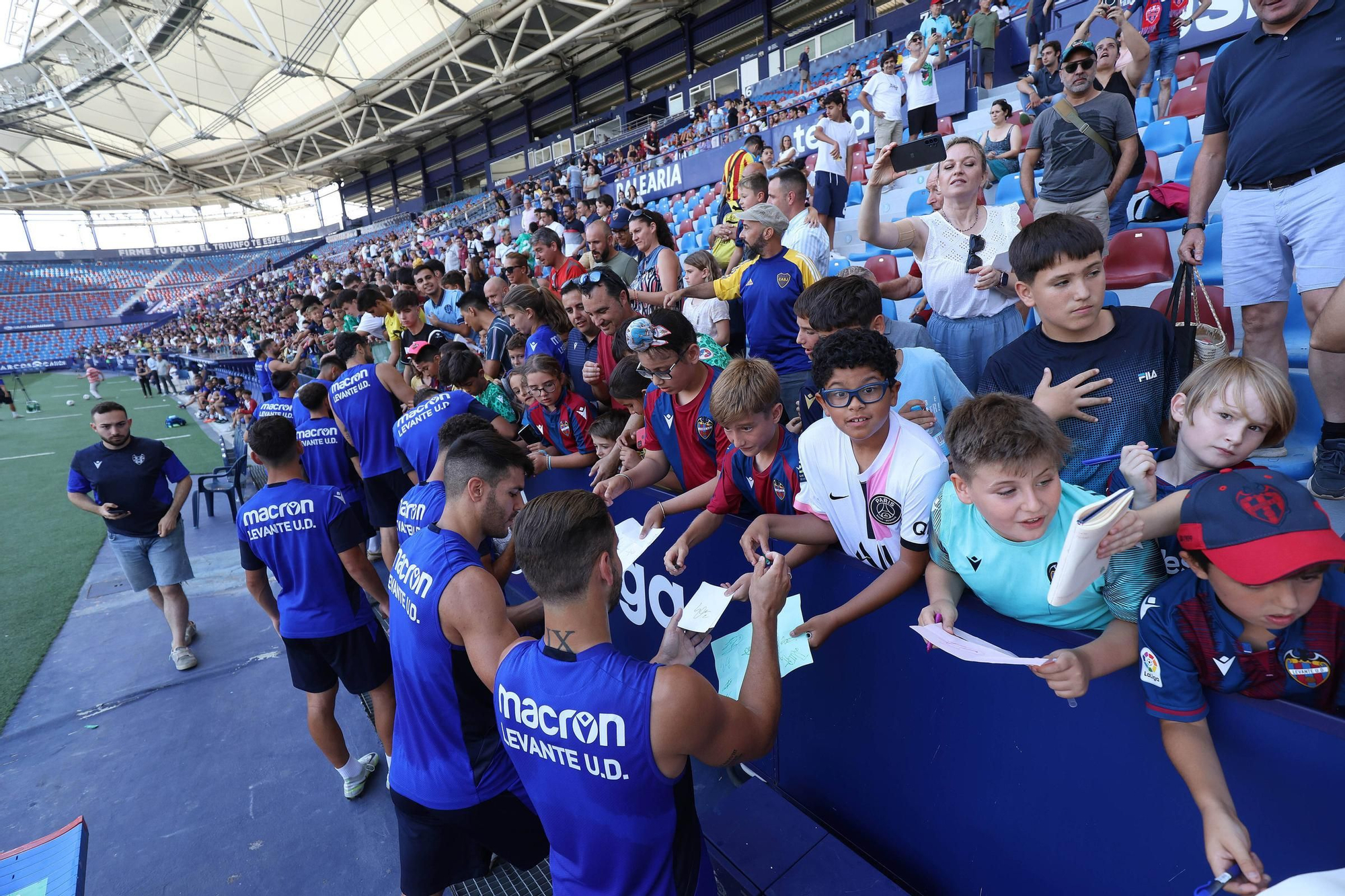 Ambiente de Primera en el entrenamiento a puertas abiertas