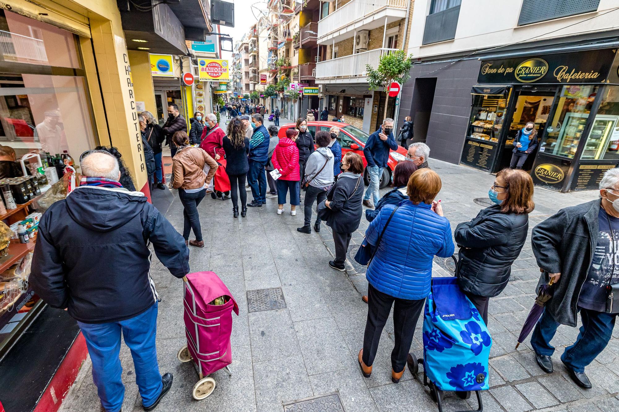 La campaña "BenidormTeDaMás" recibe una avalancha de peticiones de descarga de los bonos descuentos para comercios y hostelería de la ciudad. Los primeros días para gastar estos bonos han provocado colas en algunos establecimientos. La iniciativa, que pretende ayudar al sector e incentivar el consumo, estará en marcha hasta el 31 de diciembre.