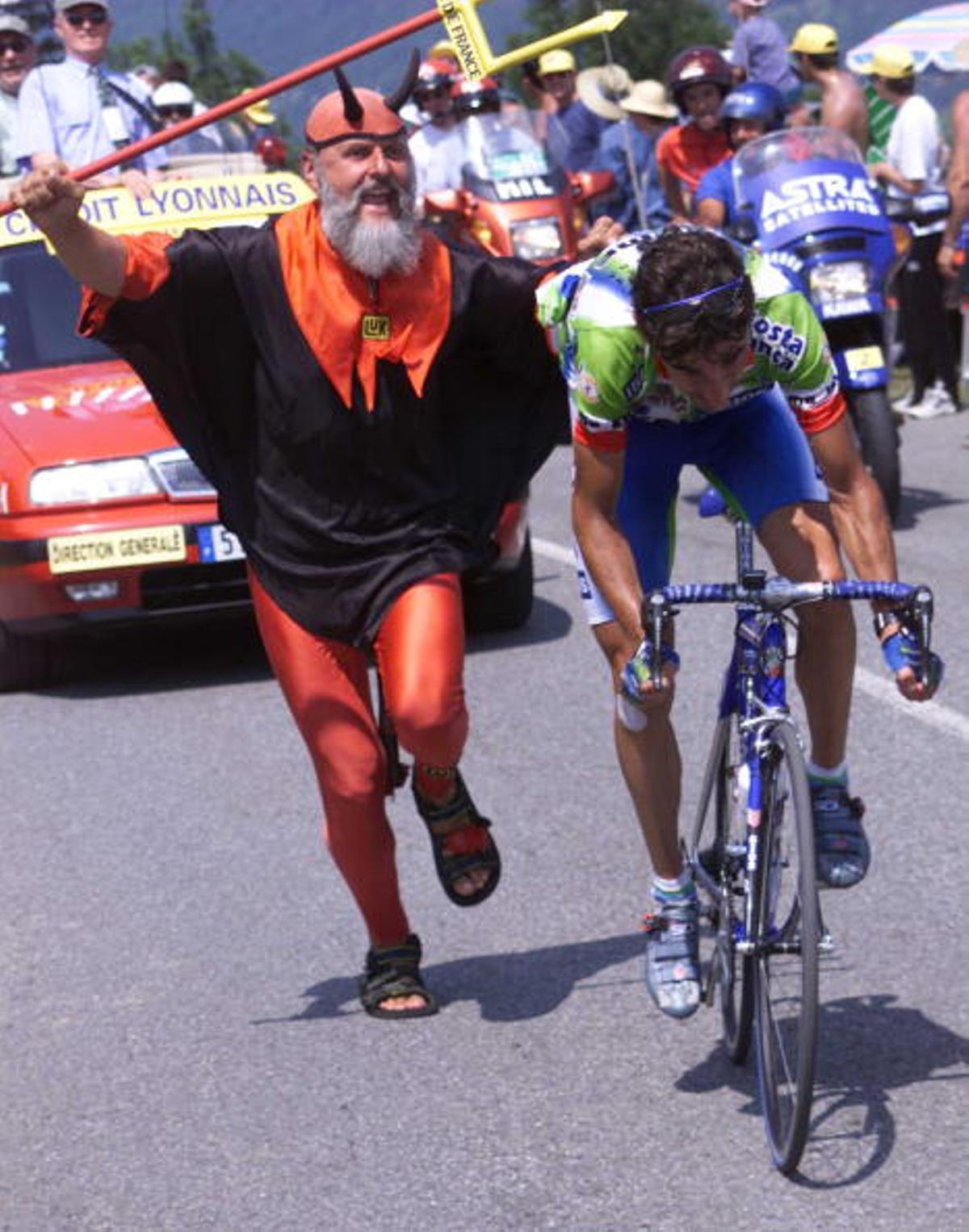 Fernando Escartín, con el famoso 'diablo' del Tour