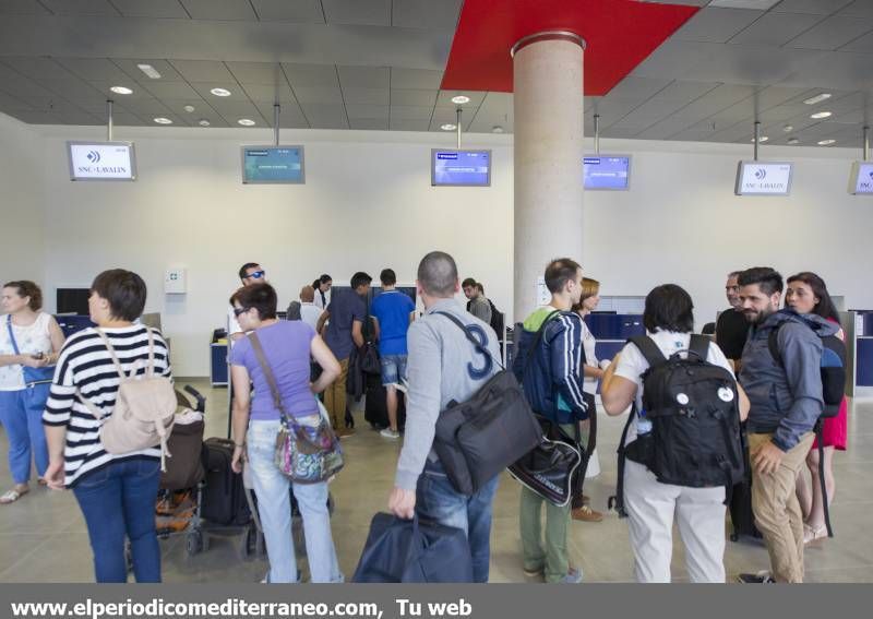 GALERÍA DE FOTOS -- Primer vuelo comercial en el aeropuerto de Castellón