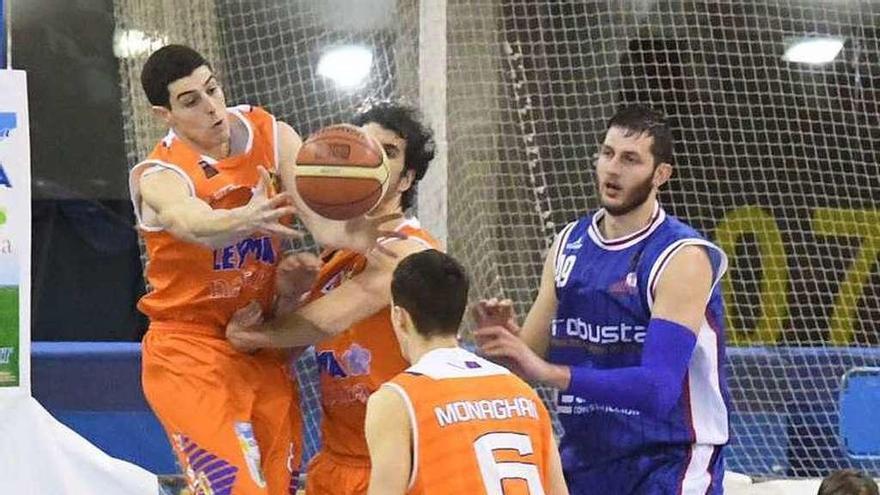 Hernández, Olmos y Monaghan, en el partido contra el Clavijo.