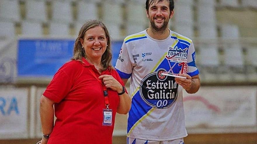 Álvaro Rodríguez recoge el trofeo de campeón.