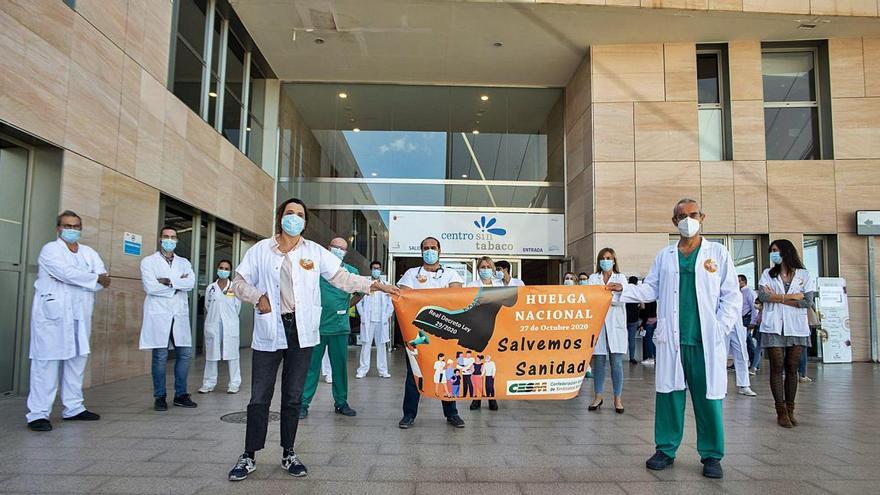 Personal sanitario en huelga en el Hospital Santa Lucía de Cartagena