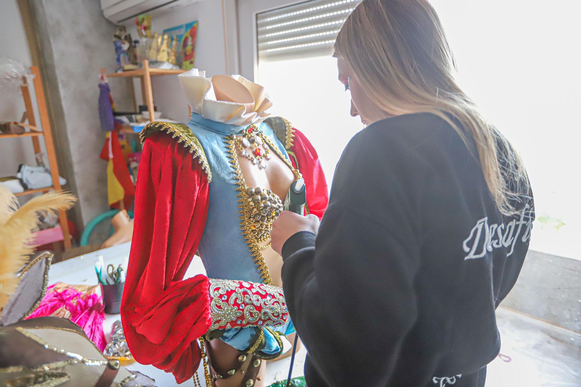 Así son los preparativos para los carnavales de Torrevieja