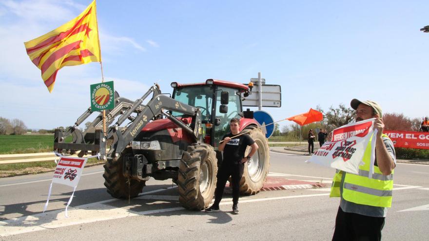 Associacions ecologistes i Unió de Pagesos es mobilitzen a la rotonda de Viladamat contra els macro parcs de renovables