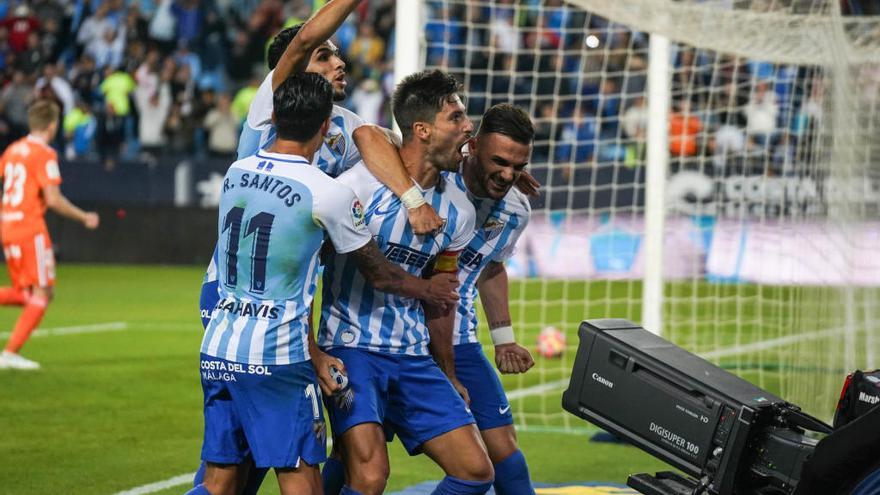 Adrián, Sadiku, Renato y Antoñín celebran en La Rosaleda el tanto del capitán frente al Real Oviedo.