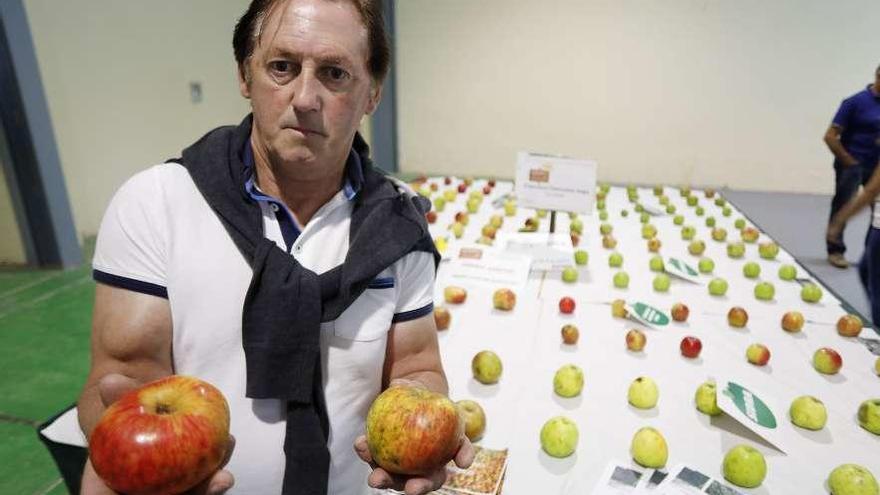 Paco Foncueva, con manzanas en su expositor de Agropec.