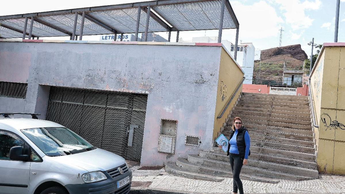 La presidenta de la plataforma vecinal, junto a la entrada de los aparcamientos que se acondicionarán bajo la plaza de Las Moraditas.