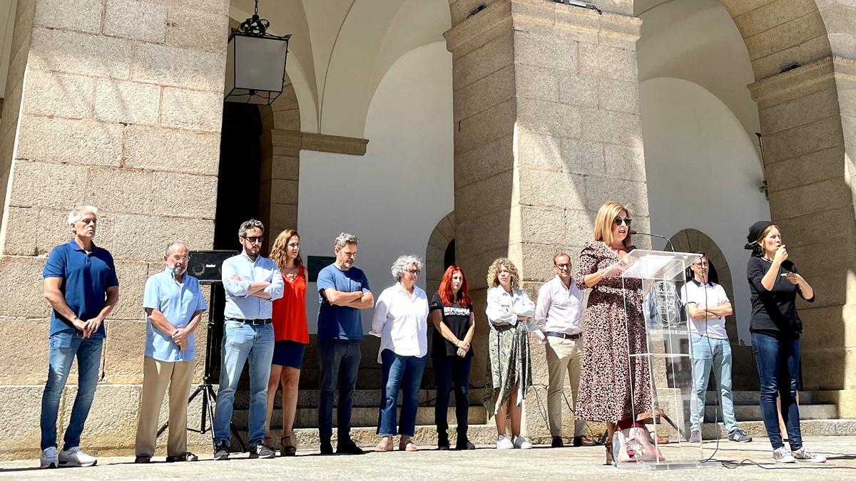 Minuto de silencio, ayer en el Ayuntamiento de Cáceres.