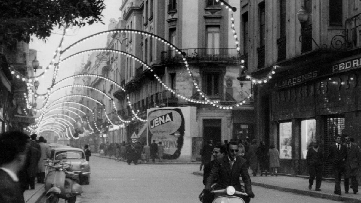 Navidad en la calle Cruz Conde de Córdoba en una imagen de 1960.