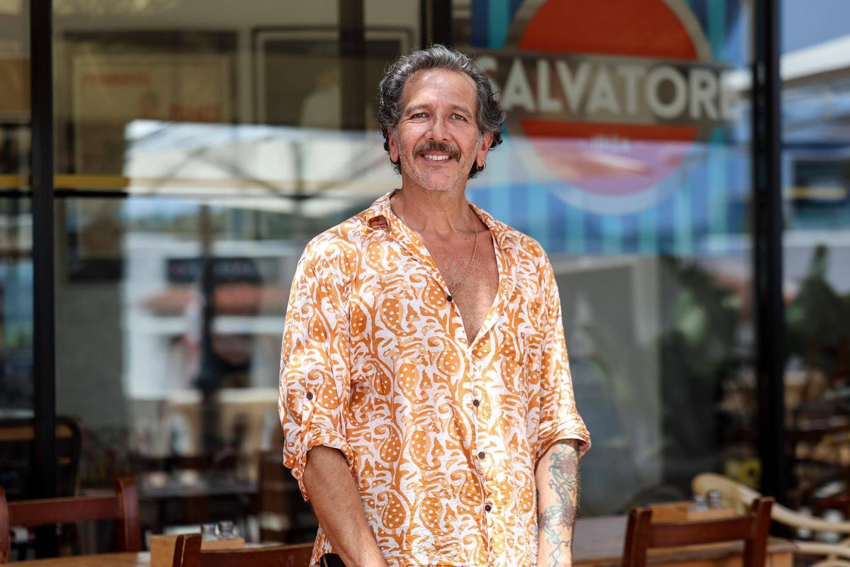 Marco di Carlo delante del restaurante Salvatore.