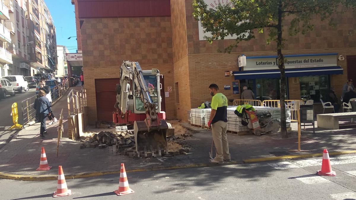 Obras en el acceso al parking del Mercado Central de Ibi.