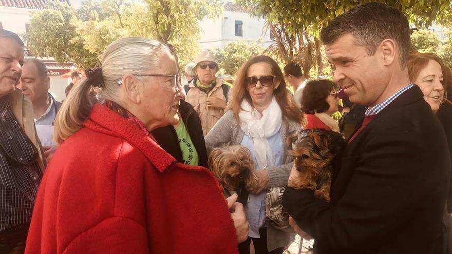 El portavoz del PSOE, José Bernal, mostró su apoyo a los animales, ante el Ayuntamiento.