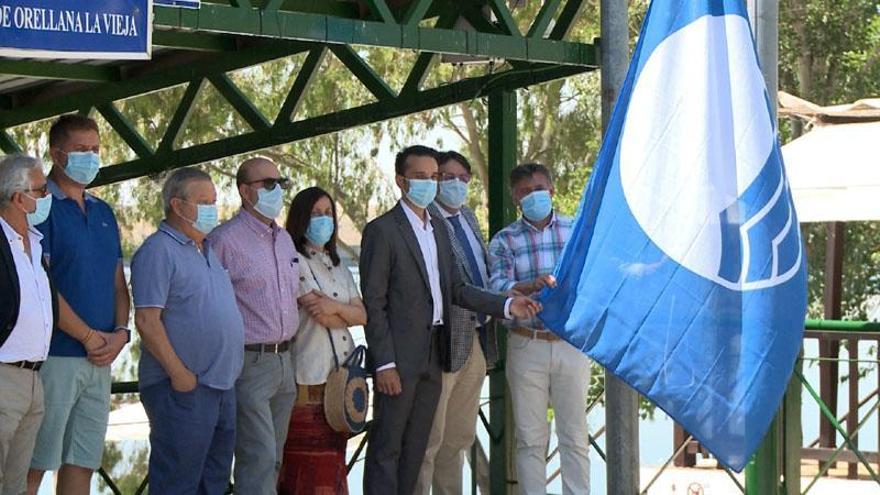 La playa de Orellana la Vieja iza un año más la bandera azul