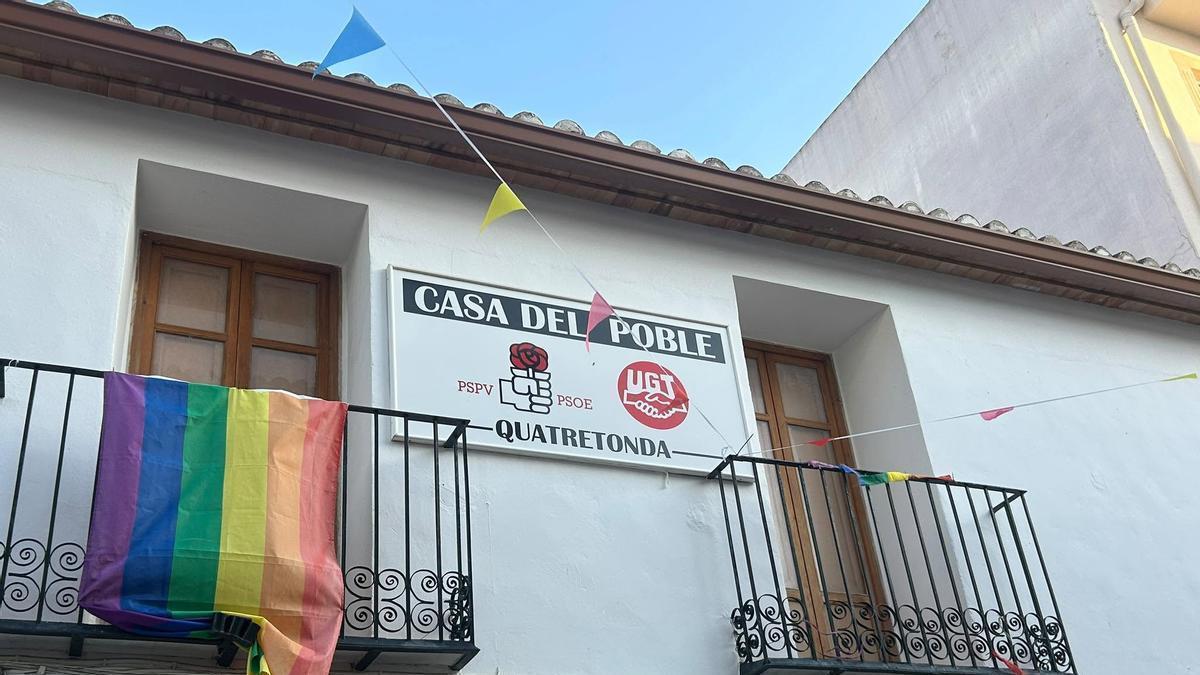 Así quedó el balcón de la sede del PSPV en Quatretonda, tras ser arrancada la bandera del Orgullo LGTBI.