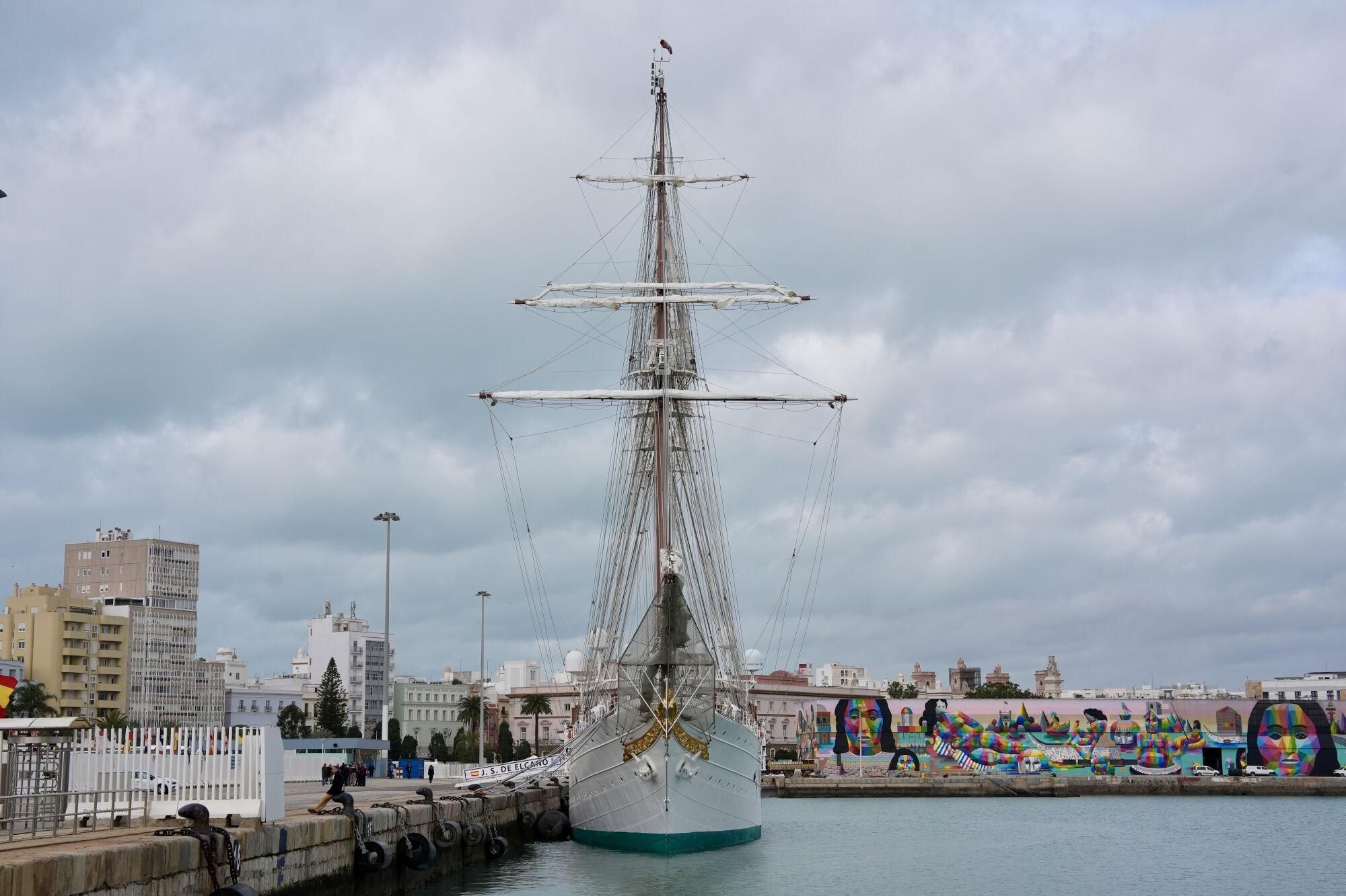 GRAFAND5776. CÁDIZ, 08/01/2025.- El buque escuela de la Armada Juan Sebastián de Elcano, atracado en el puerto de Cádiz y al que la princesa Leonor y otros 75 guardiamarinas llegarán este miércoles para tener su primer contacto, un velero bergantín-goleta repleto de curiosidades y que deberán conocer como el abecedario porque a partir del sábado pasarán seis meses, con todos sus días y sus noches, a bordo de él. EFE/Román Ríos