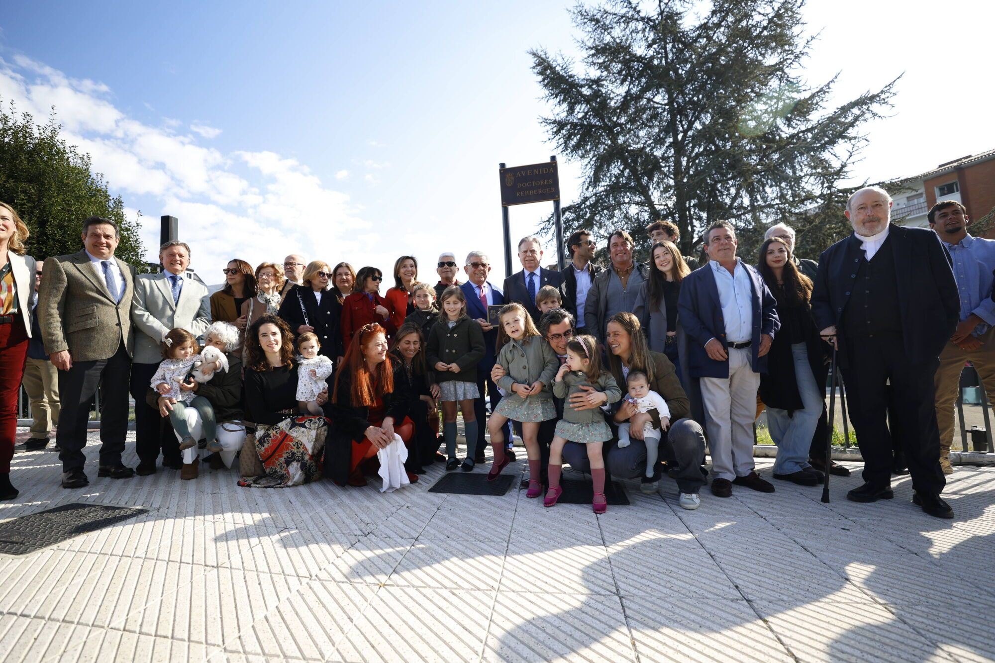 El Alcalde, Alfredo Canteli, visita la calle Dres. Rehberger. Asisten también representantes de la familia, encabezados por el Dr. Guillermo Rehberger. Calle Dres. Rehberger (Antigua calle Ángel Cañedo, tramo más próximo al Palacio de los Deportes).