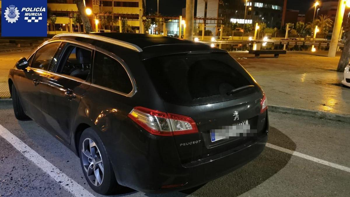 Uno de los coches a los que fracturaron la ventana.