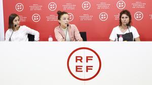 Las árbitras Guadalupe Porras, Marta Huerta y Marta Frías durante su rueda de prensa del lunes.