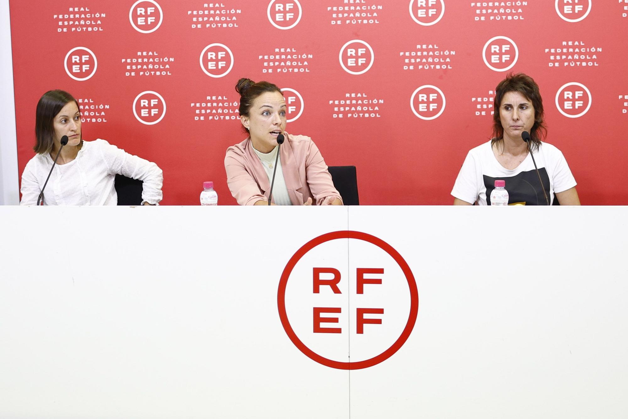 Las árbitras Guadalupe Porras, Marta Huerta y Marta Frías durante su rueda de prensa del lunes.