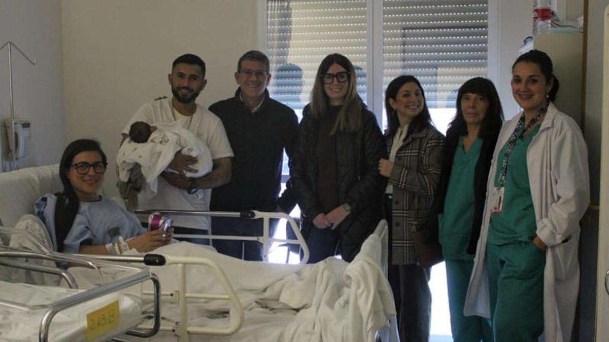 El bebé y sus padres, junto al alcalde de Ontinyent, las regidoras Paula Soler y Àngels Muñoz y personal del hospital.